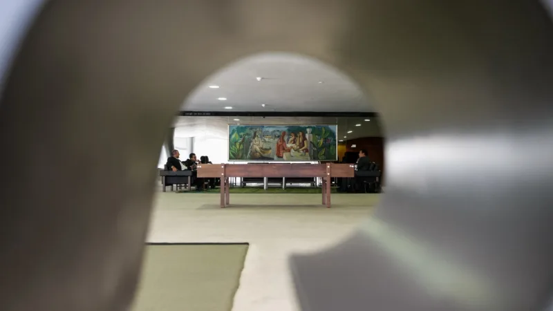 Obra "Mulatas" de Emiliano Di Cavalcanti vista através do detalhe da cadeira "Marquesa" projetada por Oscar Niemeyer, no Palácio do Planalto. Crédito: Rogério Melo/Presidência da República.