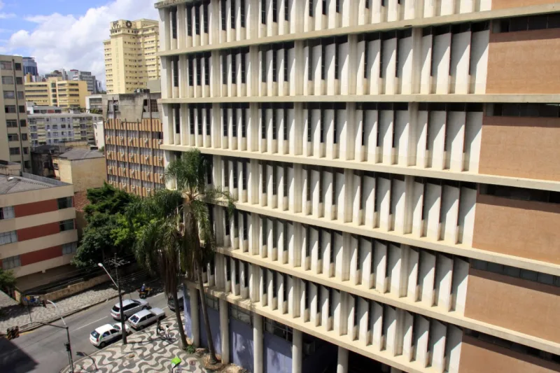 TCU UFPR - Vida e Cidadania - Curitiba, 05/02/2009 - Reportagem sobre o processos em tramitação no TCU - Tribunal de Contas da União - referentes à Universidade Federal do Paraná. Na imagem aparece o Edifício Dom Pedro II, na Reitoria da UFPR. Foto: Daniel Derevecki / Gazeta do Povo.