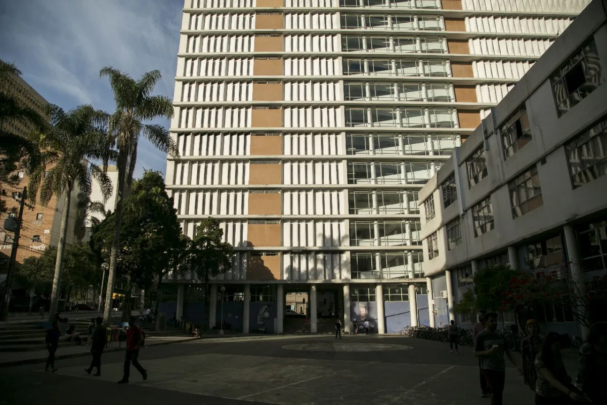 Permeabilidade entre espaço público e parte interna dos edifícios marca o projeto moderno do D. Pedro I e D. Pedro II. Foto: Marcelo Andrade/Gazeta do Povo 