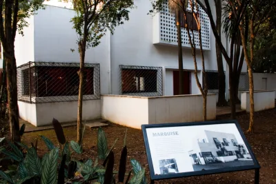 Casa Modernista na Vila Mariana, em São Paulo, enfrenta situação de abandono. Foto por André Deak/Arte Fora do Museu 