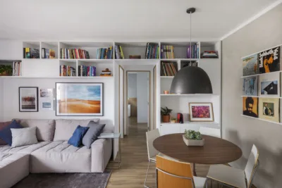 Reforma em apartamento de 60 m² integra ambientes com móveis multifunção