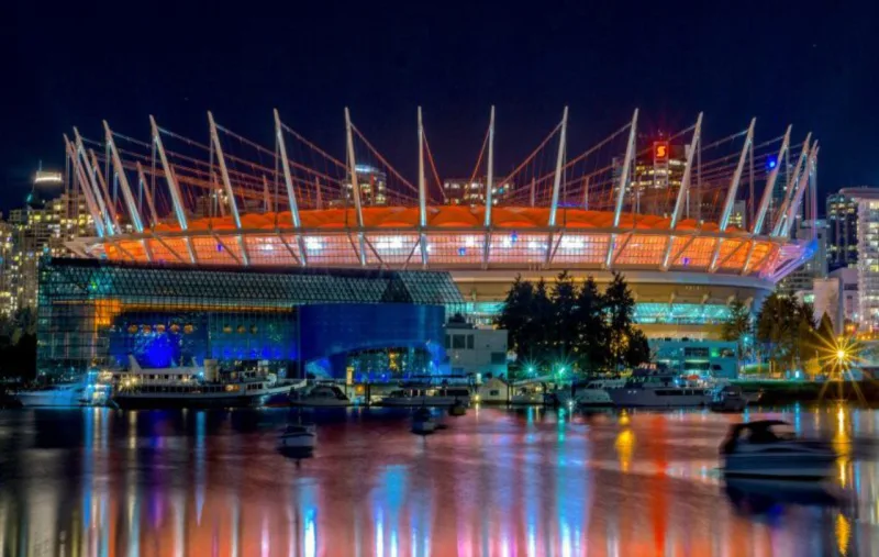 BC Place, Vancouver (Canadá). Datado de 1983, com projeto pelo Studio Phillips Barratt, tem capacidade para 58 mil espectadores. Mais tarde, a Stantec assinou uma significativa reformulação para as Olimpíadas de Inverno de 2010, quando o estádio recebeu seu teto retrátil.