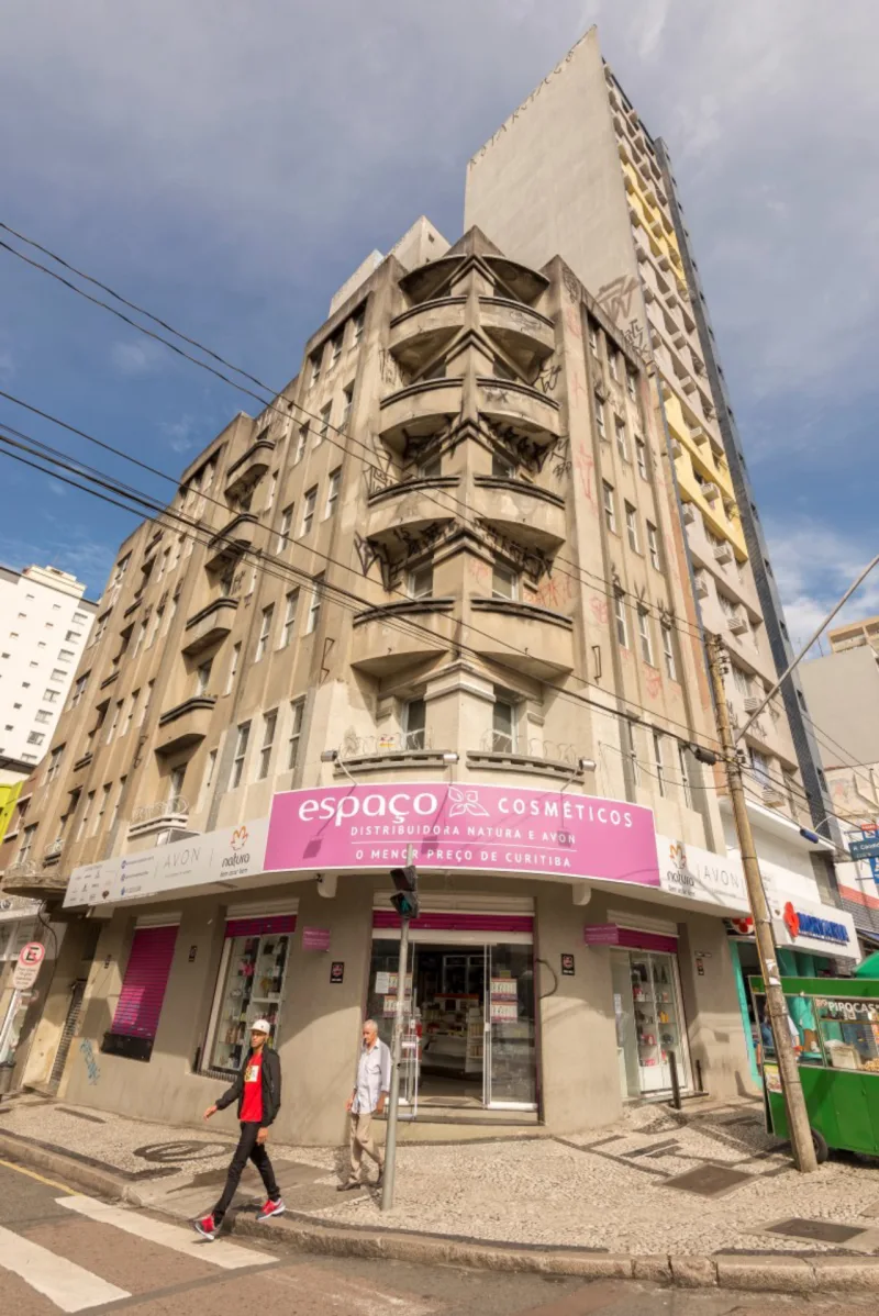 Fotos de alguns exemplos de prédios Art Deco em Curitiba para a Revista HAUS. Local: Curitiba.