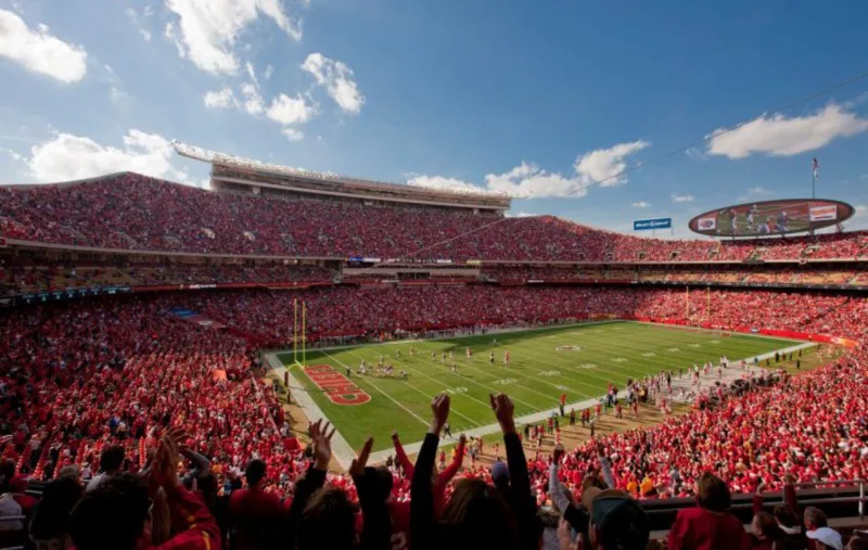 Arrowhead Stadium, Kansas (EUA). Um dos estádios mais antigos a sediar jogos na Copa do Mundo de 2026, o Arrowhead foi inaugurado em 1972, com projeto de Kivett & Myers. Com capacidade para 76 mil lugares, detém o Recorde Mundial do Guinness por ser o estádio mais barulhento do mundo. Em 2010, passou por obras de atualização assinadas por Populous.