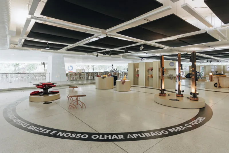 Projeto de arquitetura traduz conceito de mostra de design em experiência de visitação