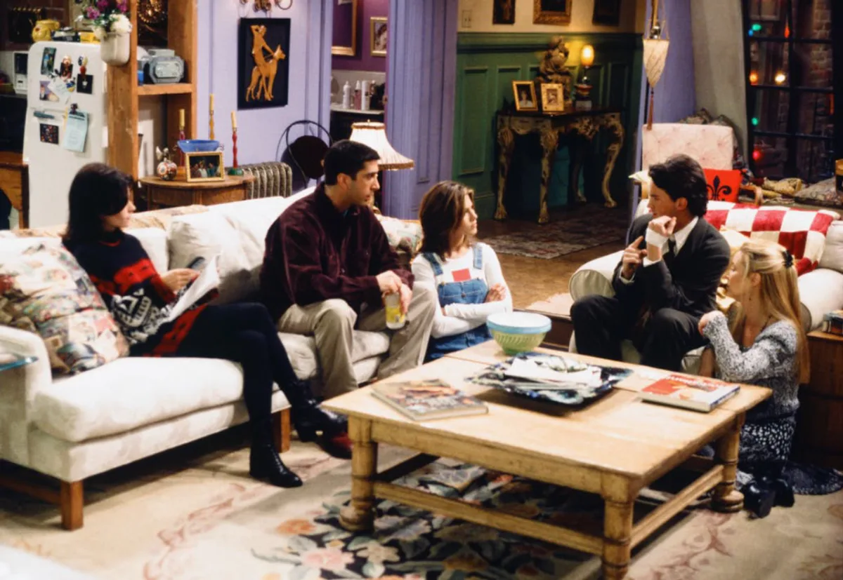 A série lançada em 1994 tinha dois apartamentos em Nova York como palcos centrais, com a decoração repleta de elementos típicos dos anos 1990. Foto: Reprodução/NBC