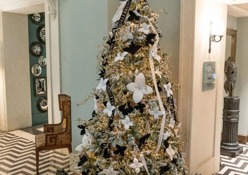Hotel de la Ville tem árvore de Natal projetada pela renomada joalheria italiana Pasquale Bruni. Crédito: Divulgação.