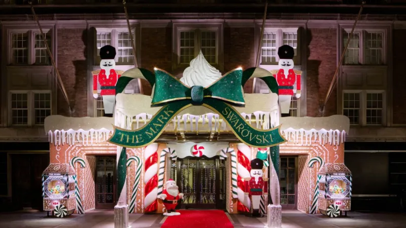 The Mark Hotel, em Nova York, se vestiu de Natal com o luxo da Swarovski, do interior à fachada. Crédito: Divulgação.