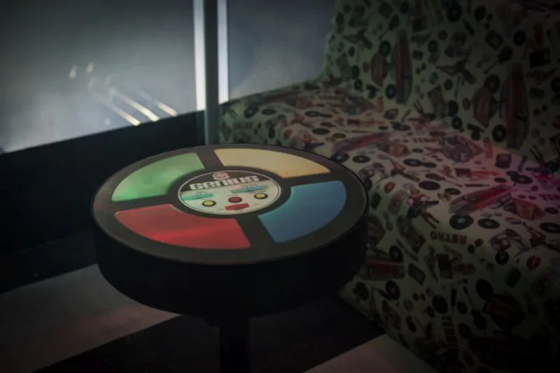 Lounge traz estofados com estampa vintage e mesas que remetem ao brinquedo Genius.
