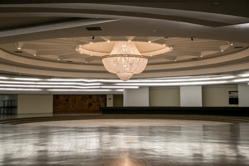 O pé-direito mais baixo e o imenso lustre de cristal são marcas da construção inaugurada em 1968, com marcas do modernismo. Foto: Marcelo Andrade / Gazeta do Povo