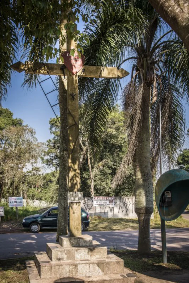Fotos para matéria da Haus sobre as cruzes existentes na cidade e suas histórias e crendices . cruz religião fé .  Local: Rua Vereador ângelo Burbello 2275 Umbará