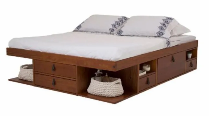 Cama de casal Bali, em madeira com puxadores em couro, de R$ 2.299 por R$ 1.839,20. Foto: Reprodução/Meu Móvel de Madeira