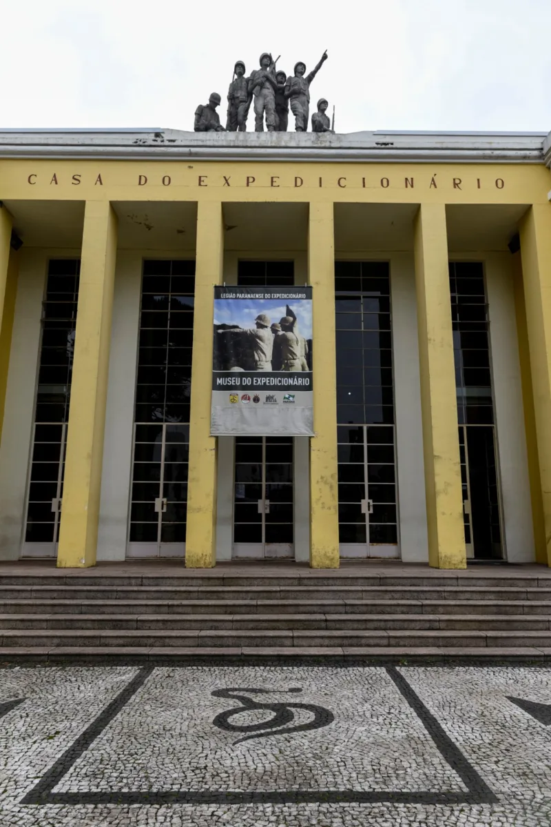 Arquitetura do prédio que abriga o museu tem formato de "E". Foto: Henry Milléo / Gazeta do Povo