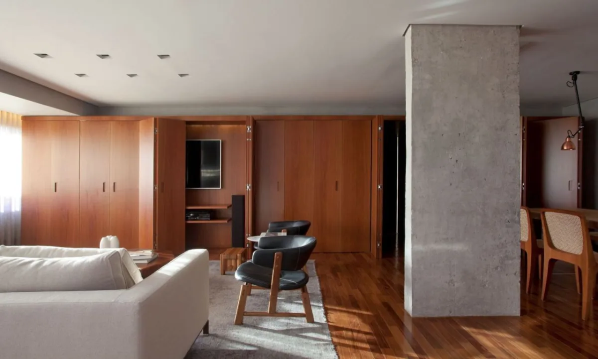 Projeto de reforma feito pelo arquiteto Marcos Bertoldi usou elementos como madeira e concreto.  para atualizar o layout e a decoração de um apartamento dos anos 1990. Foto: Alessandra Okazaki / Divulgação