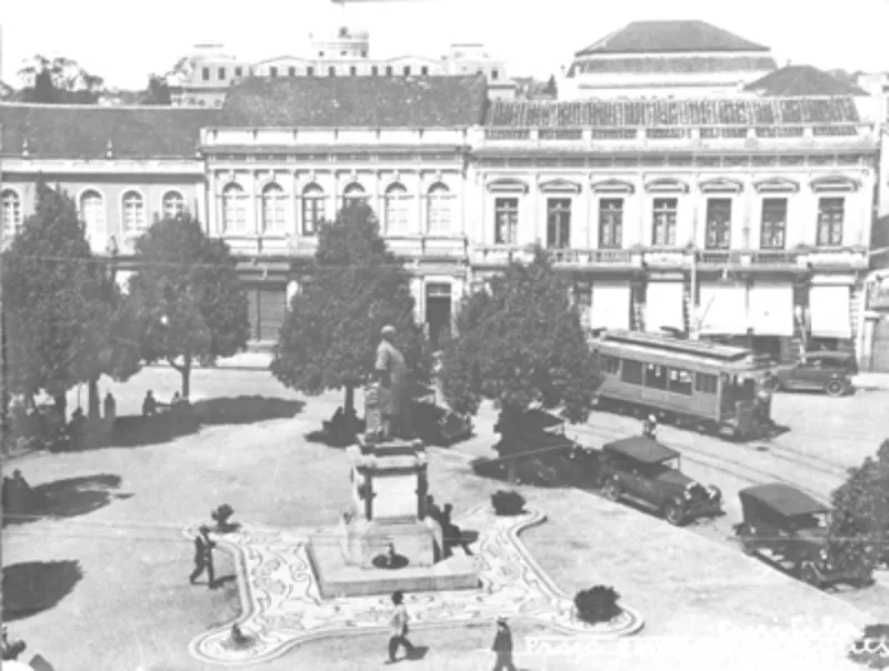 Bondes elétricos, que circularam na capital paranaense entre as décadas de 1910 e 1950, cruzavam a praça. Foto: Joao Baptista Groff / Acervo Casa da Memória.
