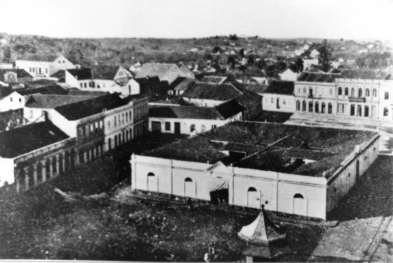 Imagem do antigo Mercado Municipal em foto atribuída ao ano de 1910. Foto: Arthur WIischral / Acervo Casa da Memória.