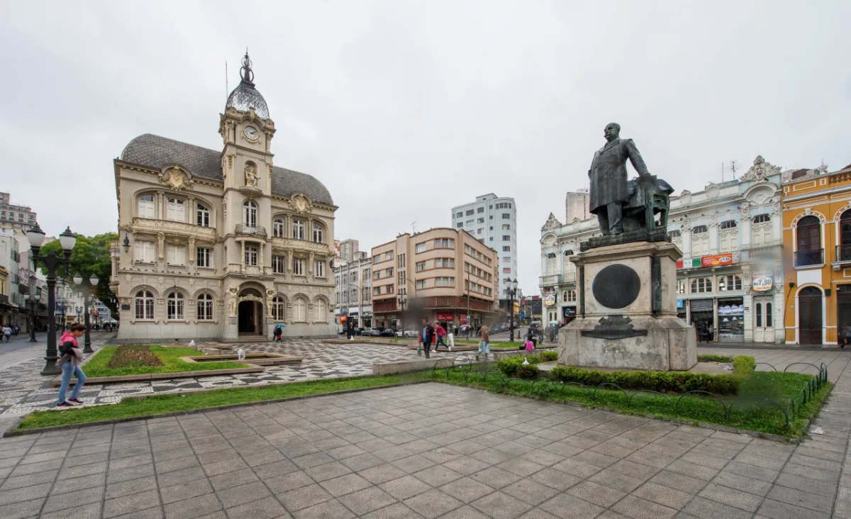 Em 1928 a praça recebeu a atual alcunha em homenagem a Generoso Marques dos Santos, jornalista, advogado, professor e governador do Paraná em 1891. Foto: Letícia Akemi / Gazeta do Povo
