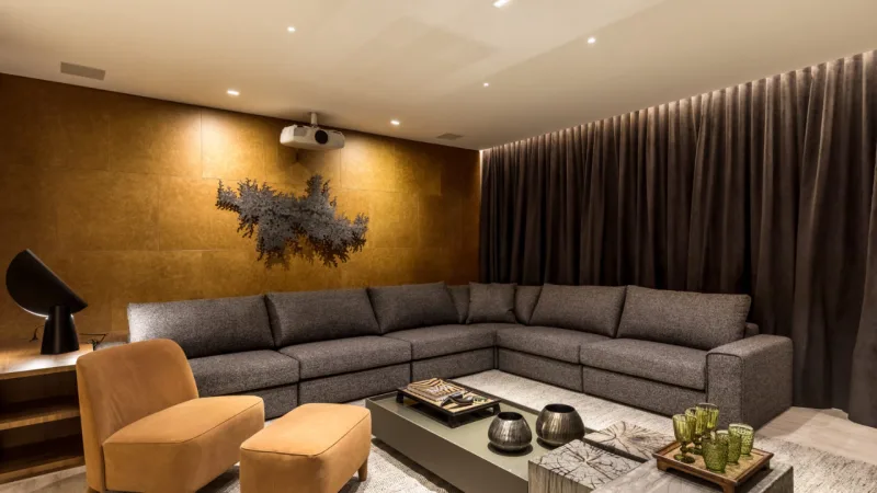 Home Theater com placas de couro nas paredes.