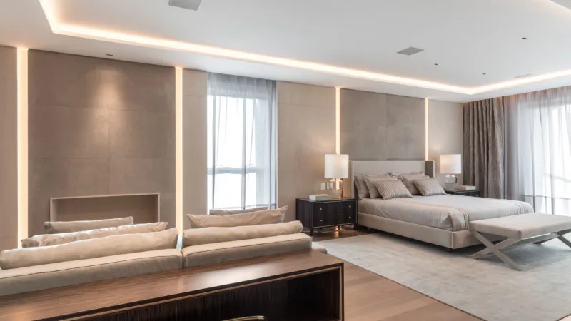 Suíte principal tem lareira, espaço de descanso, cama e closet.