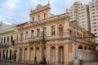 Palacete que recebe o evento tem quatro pavimentos e alpendres laterais. Iniciais do proprietário original, ZP, estão cravadas no alto do edifício. Foto: Acervo/Gazeta do Povo