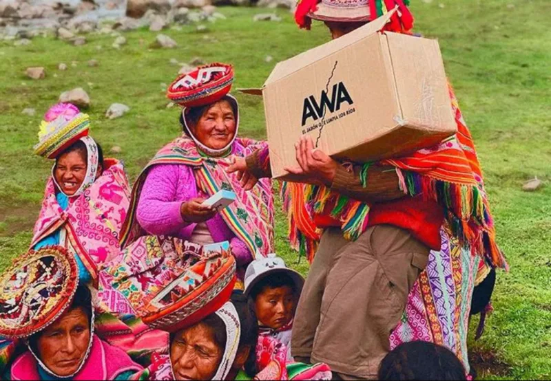 Sabão para a lavagem das roupas é distribuído gratuitamente para a comunidade.