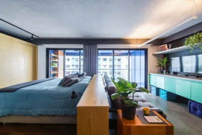 Com planta aberta, apê compacto traz as cores do Brasil na decoração