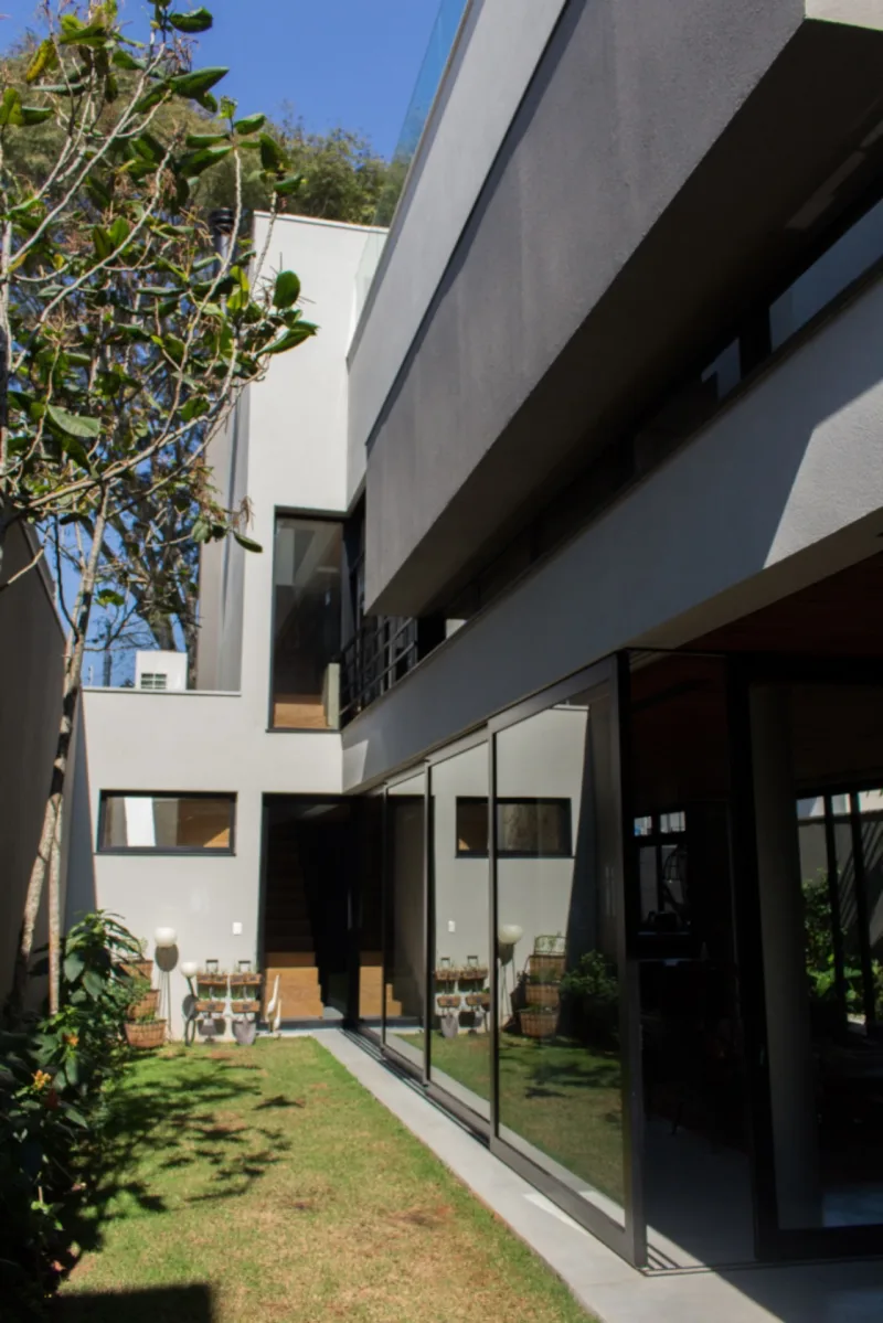 Casa tem três pavimentos e foi desenhada para promover ventilação cruzada e efeito chaminé. Foto: divulgação