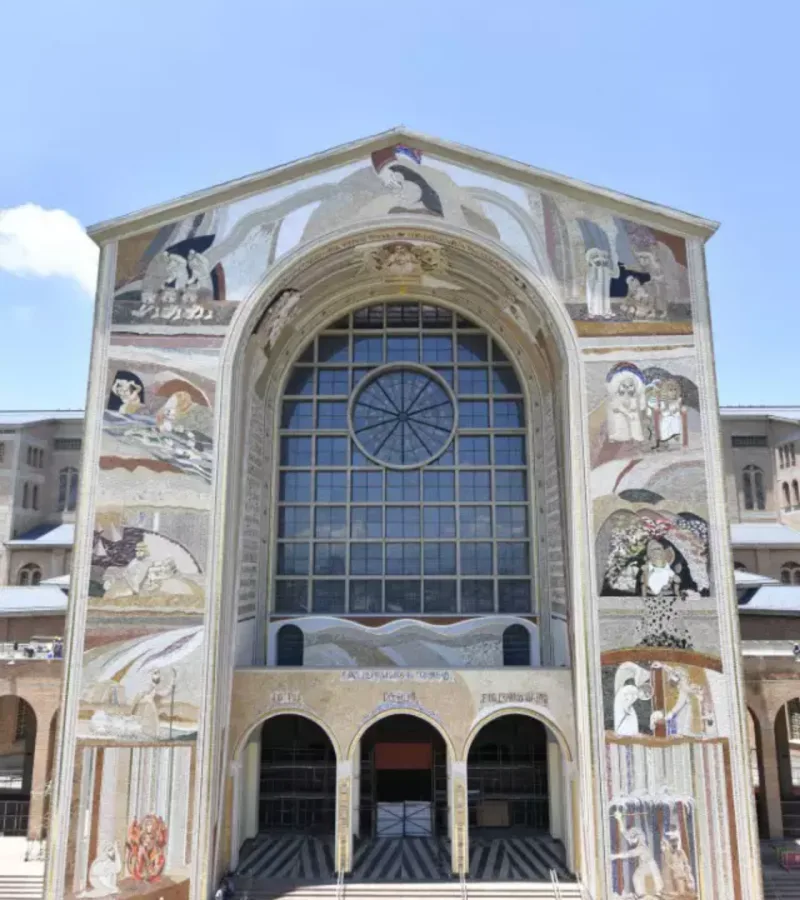 Uma das fachadas do Santuário de Aparecida com mosaicos do Centro Aletti