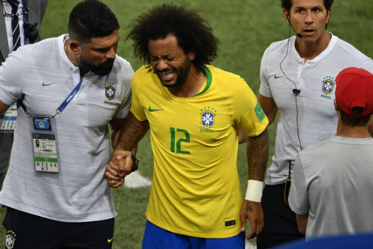 Médico da seleção brasileira diz que colchão mais macio do hotel pode ter causado mal jeito na coluna do lateral-esquerdo Marcelo. Foto: Alexander Nemenov/AFP