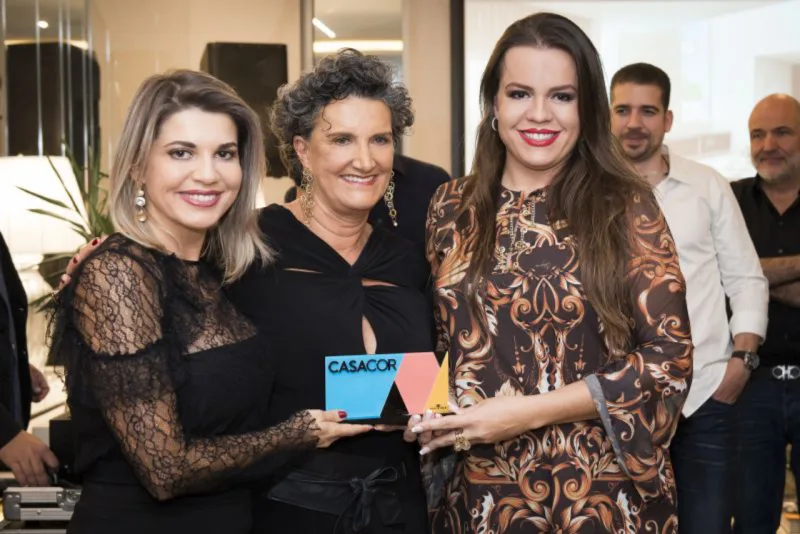 Laryssa Rocha, a diretora da Casa Cor Paraná, Marina Nessi,e Priscila Mileke