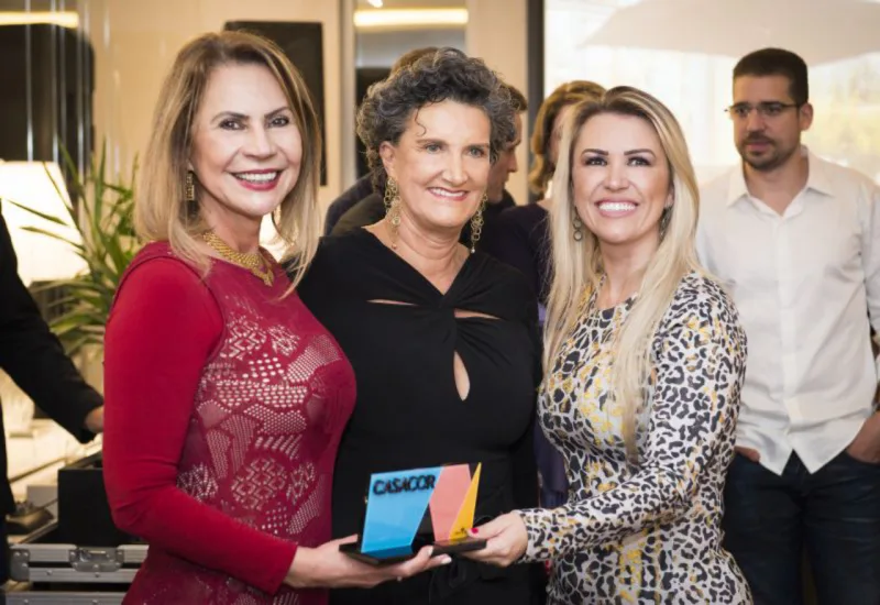 Nadya Badotti, Marina Nessi, diretora da Casa Cor Paraná, e Renata Fraidg
