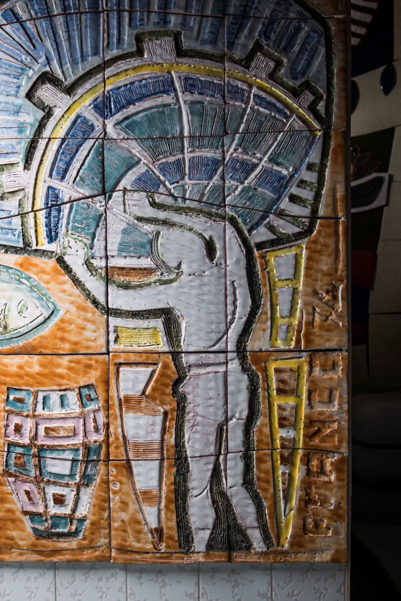Foto para matéria da Haus. Murais raros do italiano Franco Giglio, figura importante da arte e arquitetura do PR, foram encontrados em casa antiga de Pinhais que pode vir a baixo em breve. A casa de 1972, projetada pelo arquiteto gaúcho Leo Grossman, um dos fundadores do curso de Arquitetura e Urbanismo da UFPR, recebe o nome de seu primeiro dono, o norte-americano George W. Kern. Local: Casa Kern em Pinhais.