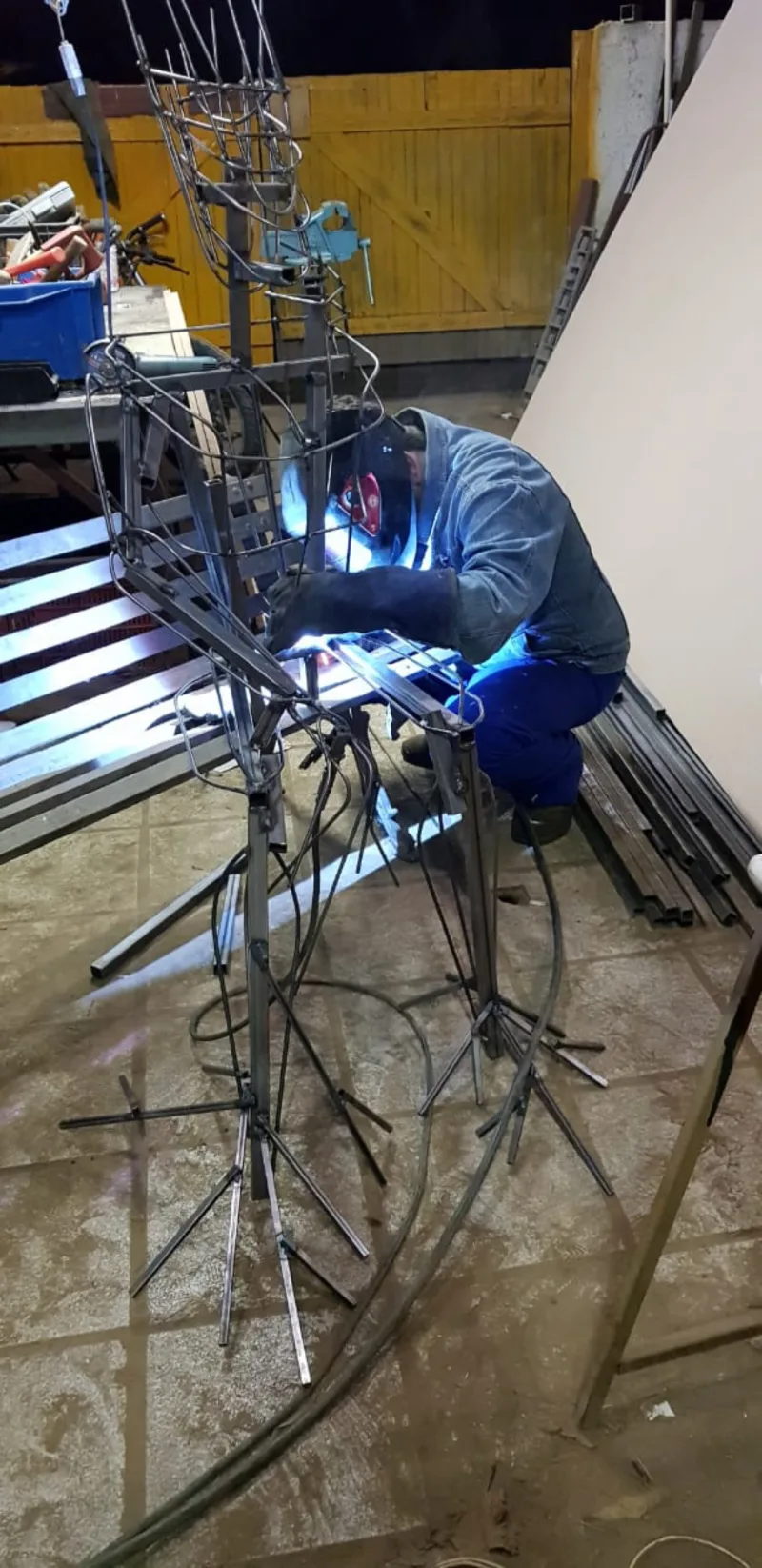 Processo de montagem da estrutura metálica que sustenta a obra. Foto: Tony Reis