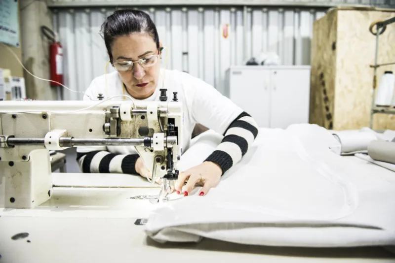 Sulamita de Souza, costureira há seis anos na Azimut Brasil. Foto: Letícia Akemi/Gazeta do Povo