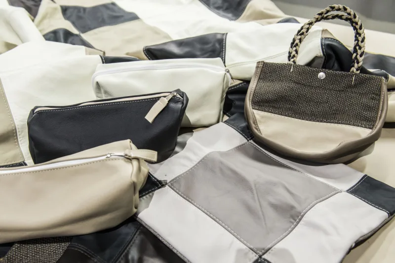 Outros produtos são produzidos a partir dos retalhos de couro e sorteados entre os funcionários. Foto: Letícia Akemi/Gazeta do Povo