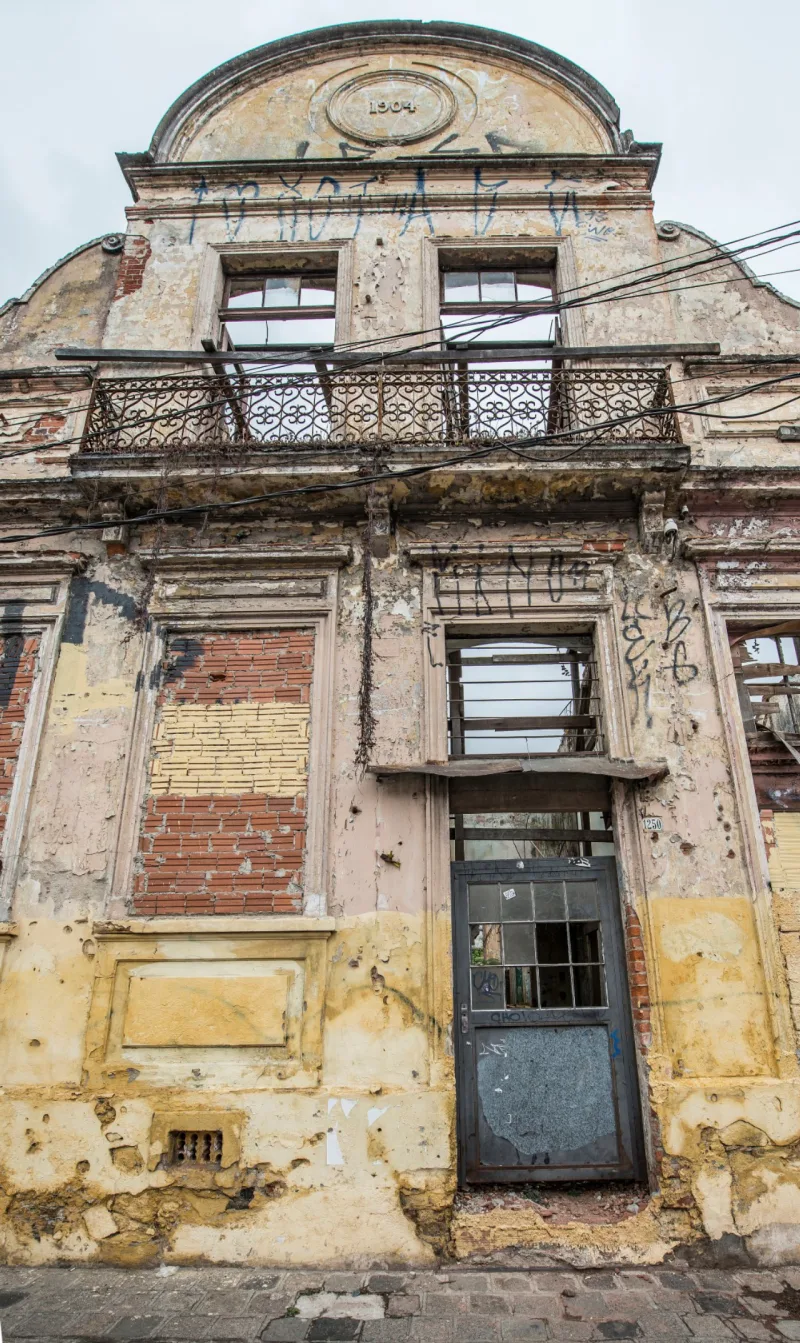 Foto para matéria da Haus sobre problemas do bairro Rebouças. roteiro rebouças . Local: Imóvel em ruínas em frente a Casa Rosada .