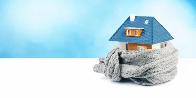 Medidas simples e baratas, como usar cortinas mais grossas e deixar mantas na cama, ajudam a deixar os ambientes mais quentinhos. 
Foto: Bigstock