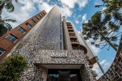 Na fachada do edifício, há referências a detalhes vistos em grandes obras do espanhol Antoni Gaudí, como a Sagrada Família, Casa Milá, Casa Battló e o Park Guell. Foto: Letícia Akemi / Gazeta do Povo. 