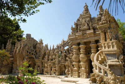 Cheval construía o palácio à noite, depois do trabalho, à luz de lamparinas. Foto: Palais Idéal du Facteur Cheval/Reprodução