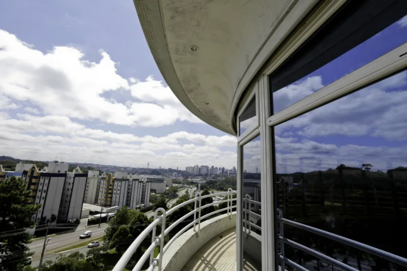 Detalhes da fachada do prédio. Foto: Foto: Marco Charneski / Tribuan do Paraná