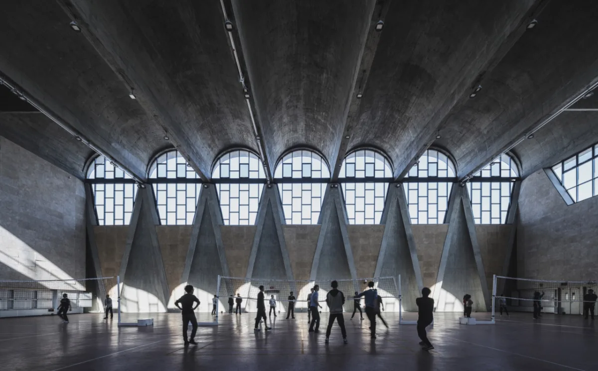 Fotografia vencedora da categoria Edifícios em Uso, em 2017. Ginásio do novo campus da Universidade de Tianjin, na China / Atelier Li Xinggang. Foto: Terrence Zhang/arcaidimages.com/Sto.