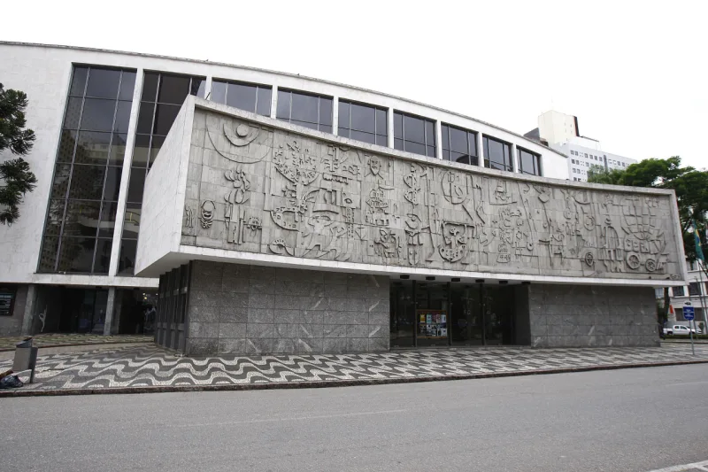 O teatro no mundo”, fachada do Teatro Guaíra, de 1969, retrata diversas expressões das artes cênicas. Foto: Jonathan Campos / Gazeta do Povo.