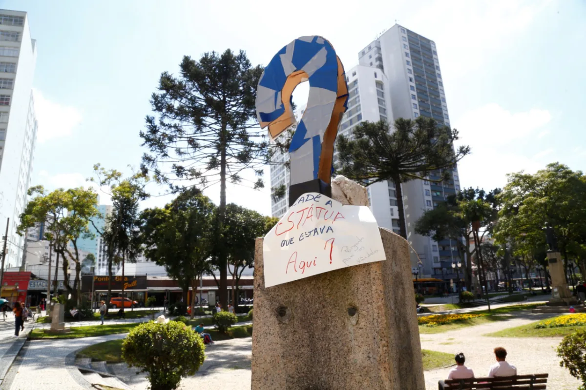 Intervenção em busto retirado na Praça Santos Andrade questionando a retirada do monumento. Foto: Aniele Nascimento / Gazeta do Povo