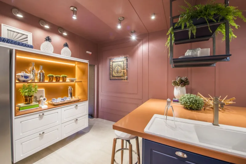 O laranja característico da argila toma frente à tendência dos tons terrosos na decoração de interiores. Na foto, o laranja é mesclado ao rosa antigo na Cozinha da Família da Casa Cor Paraná 2018, assinada por Flávia Bonet. Foto: Letícia Akemi/Gazeta do Povo