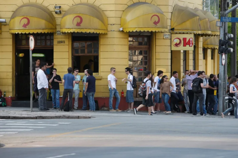 Vizinhanca Alcoolica - Curitiba - 21- 11-12 - Caderno Educacao - Materia que trata do problema do consummo abusivo de alcool por universitarios. Bar 14 bis ao lado da FAE. Foto: Marcelo Elias / Agencia de Noticias Gazeta do Povo