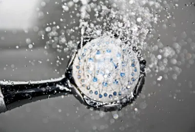 Chuveiros com tensão de 220 V alcançam temperaturas maiores. Foto: Pexels/Reprodução