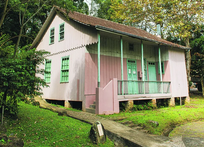 Como era a Casa Stenzel, que foi transferida do bairro São Francisco para o Parque São Lourenço. Foto: Fred Kendi/Gazeta do Povo