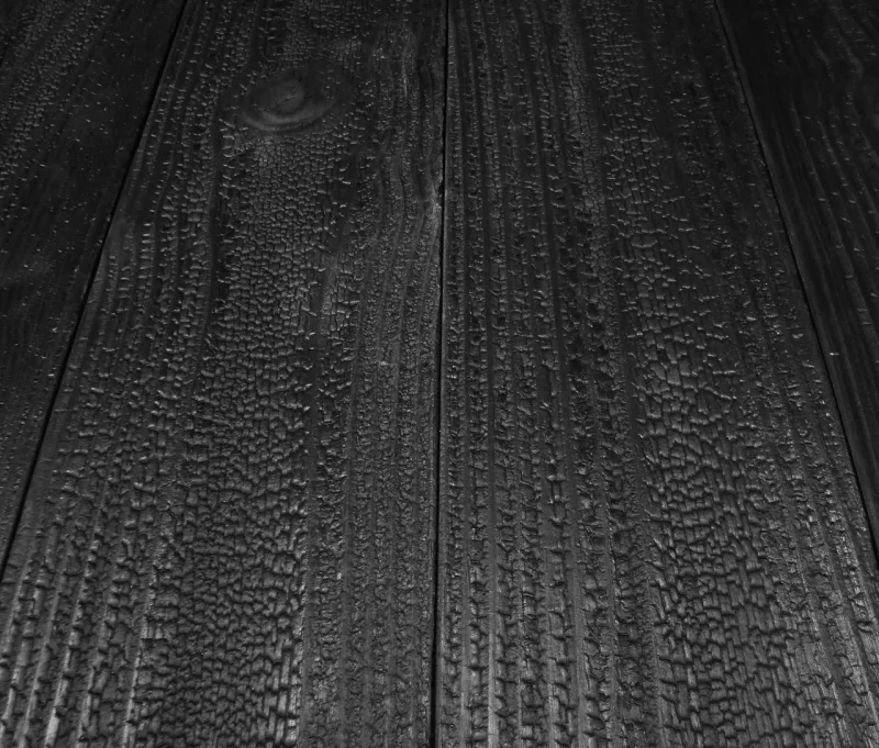 O "shou sugi ban absoluto" é o último grau de carbonização da madeira, em processo realizado pela Monte Claro Madeiras. Foto: divulgação