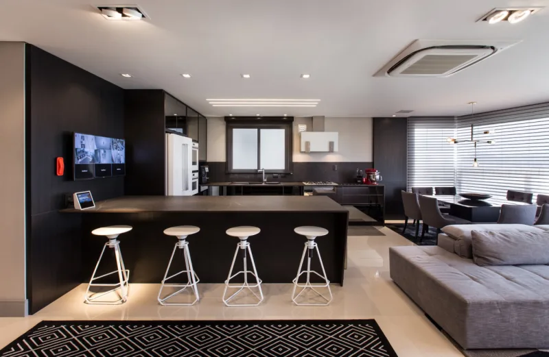 Área da cozinha é totalmente integrada com sala de jantar e living.