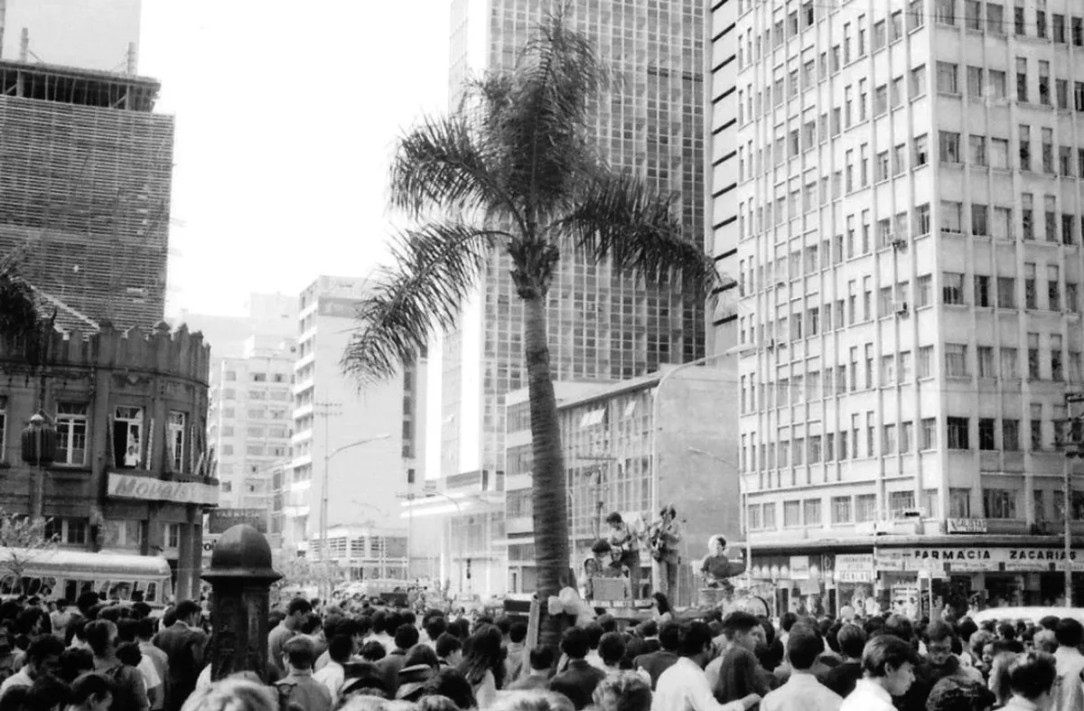 A cidade é um formigueiro que apaga as
individualidades e abriga o anonimato. Foto: Key Imaguire Jr. 